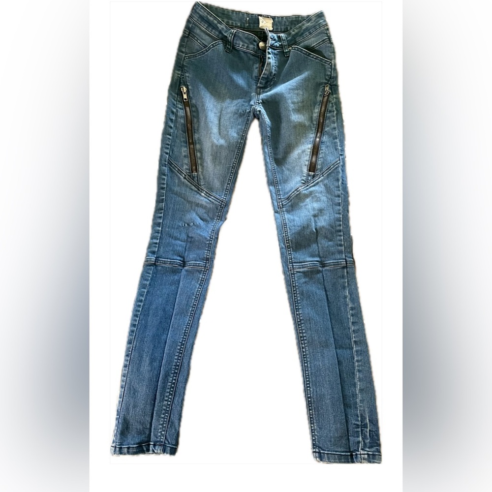 Free People stretch jeans zipper on the legs. Size 25 Super cute!